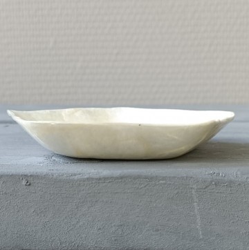 vooraanzicht van een handgemaakt vijfhoekig schaaltje van witte Capiz schelp met parelmoer glans