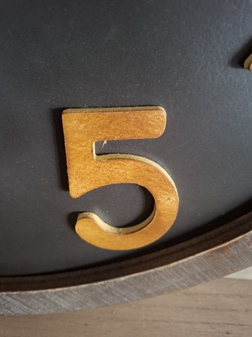 Cijfer 5 met rand klok met houten rand