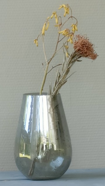 Decoratieve glazen vaas Stones Luster met droogbloemen op een bankje