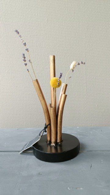 Decoratieve vaas antiek goud zwart met bloemetjes als sfeervolle woondecoratie