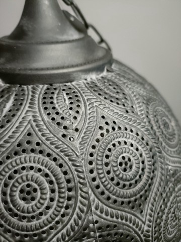 Detail van perforatie en afwerking zago plafondlamp maroc