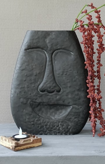 Zwarte gezichtsvaas van voren gezien met een kunsttakt 29x12x35 cm met tak