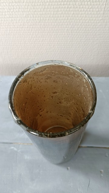 Bovenaanzicht van een bruine glazen vaas met parelmoerglans en smalle halsopening