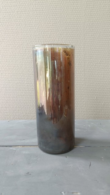 Bruine glazen vaas met parelmoerglans en reliëf van 8x20 cm