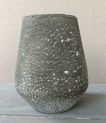 Glazen vaas met steenlook 13x16 cm in grijze tint volledig in beeld