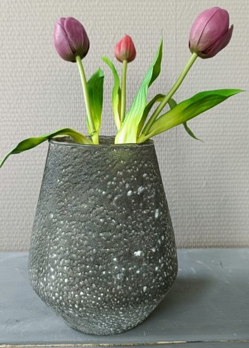 Glazen vaas met steenlook gevuld met zijdebloemen voor een sfeervol accent