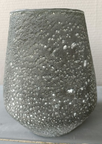 Close-up van de matte steenlook structuur en afwerking van de glazen vaas