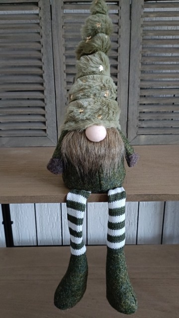 Groene gnoom met gestreepte beentjes die hangen