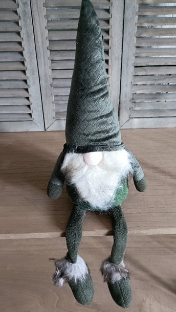 Groene gnoom met hangende beentjes