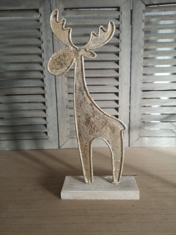 Groot rendier met goudkleurige verflaag, achterkant zichtbaar, gedetailleerde afwerking en warme uitstraling