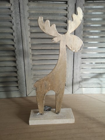 Groot rendier met goudkleurige verflaag, frontaal weergegeven, elegante kerstdecoratie met subtiele glans