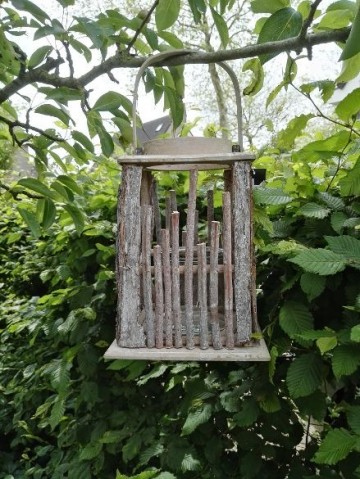 lantaarn whitewash hout hangend in een boom