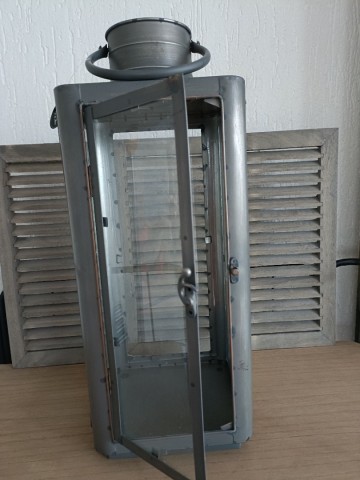 Grote grijze lantaarn deurtje open