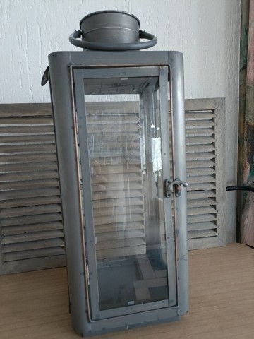 Grote grijze lantaarn voor