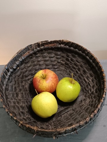 Handgemaakte leemmand met appels