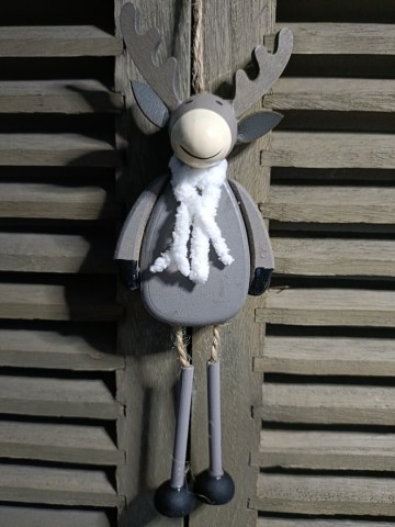 MDF rendierhanger in grijze tint met wit sjaaltje, hangend aan een louvreluikje