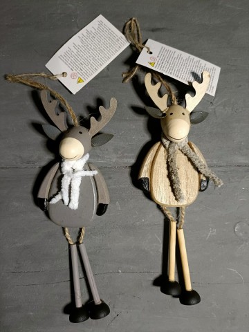 Twee MDF rendierhangers in naturel en grijs, naast elkaar liggend op een houten bankje met zichtbare details van de sjaaltjes