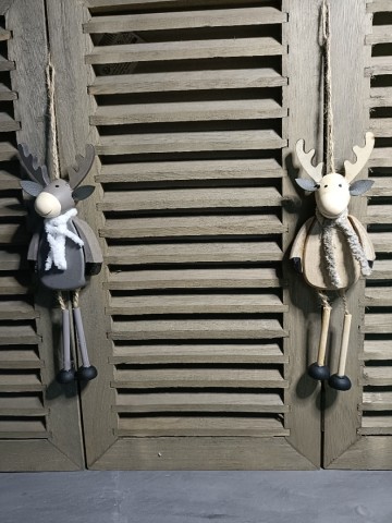 Twee MDF rendierhangers, naturel met grijs sjaaltje en grijze met wit sjaaltje, samen hangend aan een louvreluikje