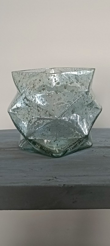 Symmetrisch gevormde vaas/windlicht van bubbeltjesglas op houten plank