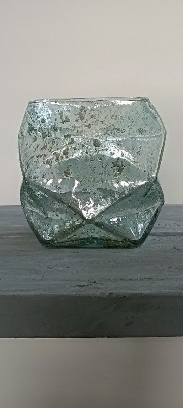 Symmetrisch gevormde vaas van bubbeltjesglas in grijstint