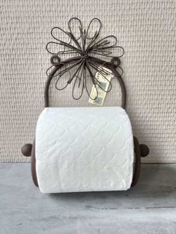 Vooraanzicht van de industriële metalen toiletrolhouder aan de wand, sfeervol gepresenteerd met een geplaatste toiletrol