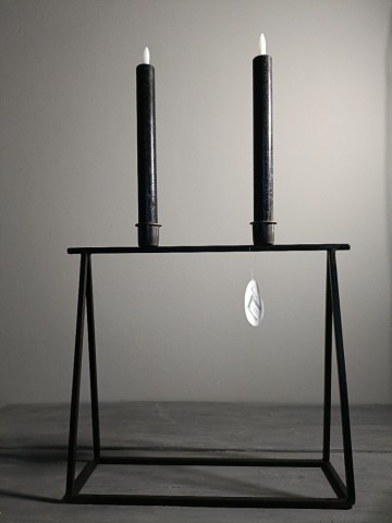 Metalen kaarsenstandaard met zwart frame en goudkleurig detail, vooraanzicht met kaarsen