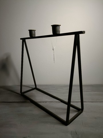 Metalen kaarsenstandaard met open zwart frame, zijaanzicht met goudkleurige randjes