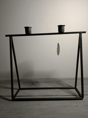 Metalen kaarsenstandaard met zwart frame en goudkleurig detail, vooraanzicht zonder kaarsen