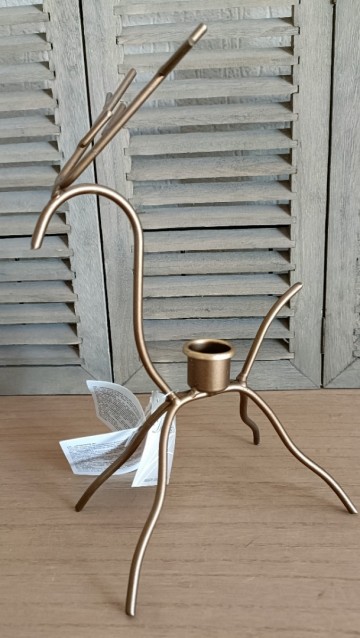 Kaarsenstandaard in vorm van een eland dichtbij