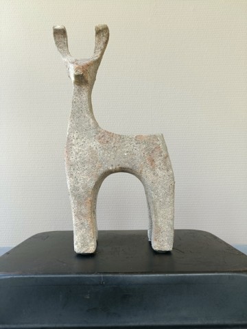 Keramieken hert decoratie H31cm van voren met stoere structuurafwerking