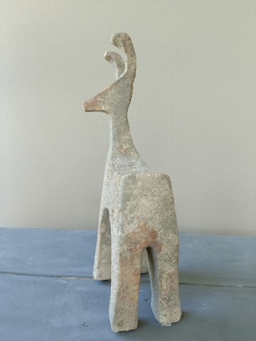 Achterzijde van keramieken hert decoratie H31cm met karaktervolle structuur