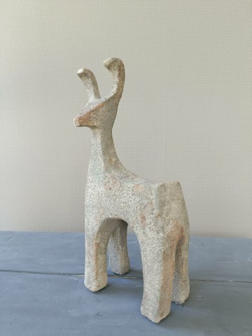 Keramieken hert H31cm schuin van voren gezien als sfeervolle woondecoratie