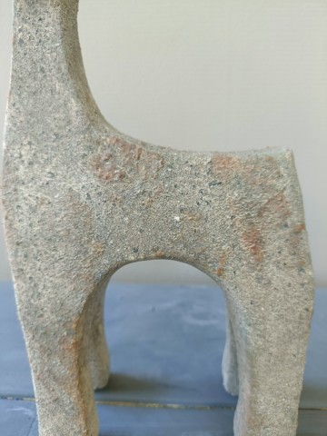 Close up van keramieken hert H31cm met grove structuur en bijzondere details