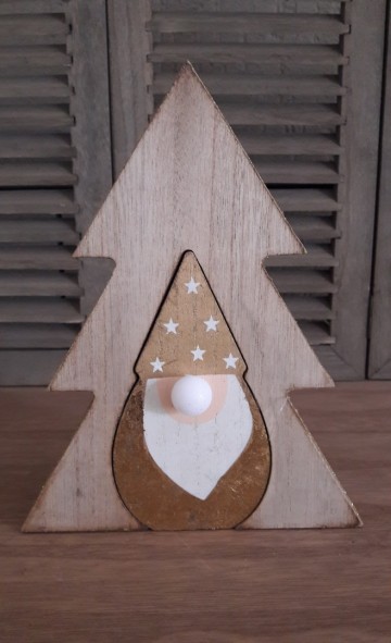 Kerstman in denneboom