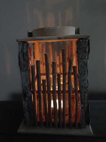 Lantaarn Hout Whitewash met brandende kaars in cilinderglas voor warme sfeerverlichting