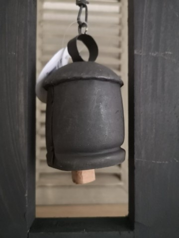 Lara frame met bell dichtbij