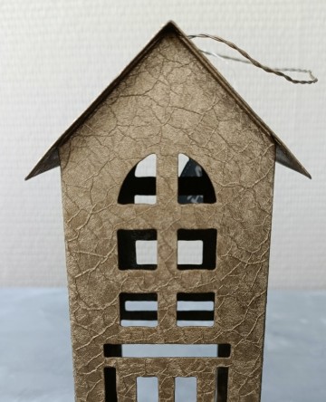 Close up van het metalen waxine huisje ALMU met bruine aluminium afwerking en crackle effect