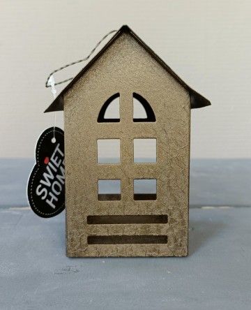 Metalen waxine huisje almu 6x6x10,5 cm van voren gezien met uitgesneden ramen en dakdetail