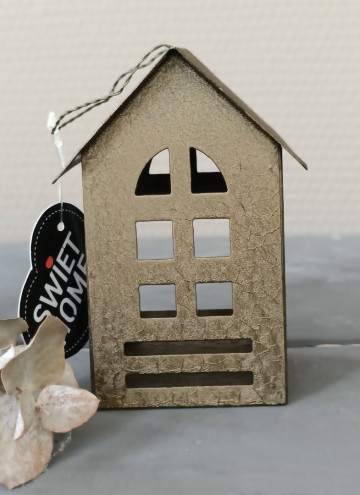 Metalen waxine huisje almu 6x6x10,5 cm gecombineerd met een droogbloem takje als decoratie