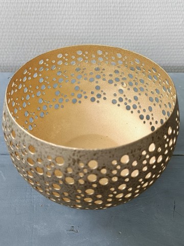 Bovenaanzicht van metalen waxinelichthouder met perforatie 15×16×11 cm met decoratieve perforaties