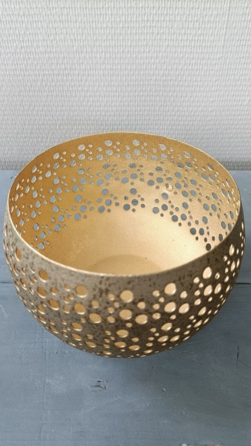 Bovenaanzicht van metalen waxinelichthouder met perforatie 15×16×11 cm met decoratieve perforaties