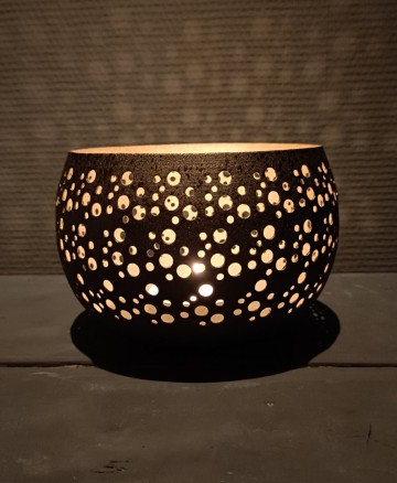 Metalen waxinelichthouder met perforatie 15×16×11 cm met brandend waxinelichtje en sfeervol lichtpatroon