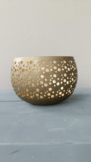 Metalen waxinelichthouder met perforatie 15×16×11 cm van voren met opengewerkt patroon