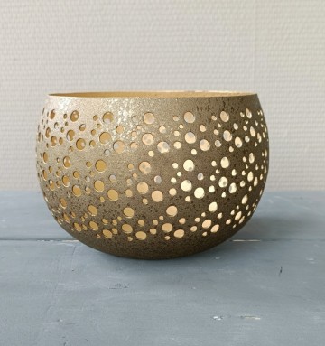 Metalen waxinelichthouder met perforatie 15×16×11 cm van voren met opengewerkt patroon