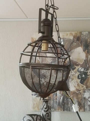 van duurzaam metaal, hanglamp voor warme sfeerverlichting in moderne en stoere woonruimtes.