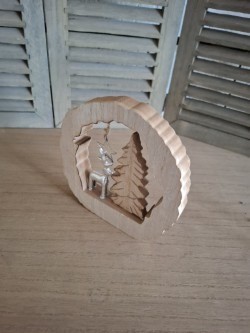 Ornamentje rendier met dennenboom opzij