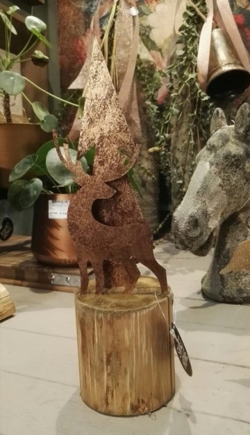 Rendiertje op boomstam