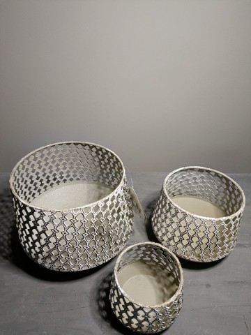 Drie windlichten in wit-grijs schuin van boven vastgelegd voor sfeervol lichtspel