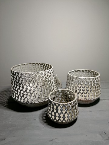 Set van drie windlichten in rustiek wit-grijs glas, brandend, recht van voren gefotografeerd