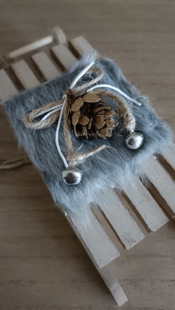 Sleetje grijs met dennenapel dichtbij